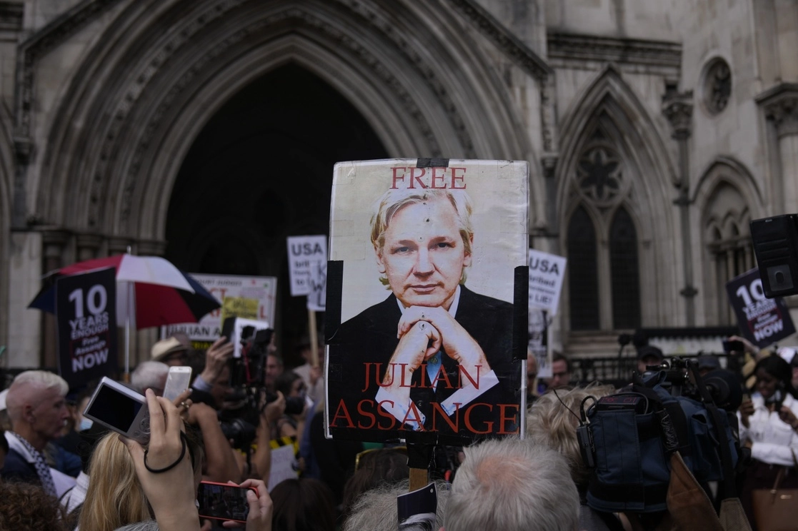 Simpatizantes del fundador de ‘Wikileaks’, Julian Assange, exigen su libertad en la Corte Suprema, en Londres este miércoles 11 de agosto de 2021. Foto Ap