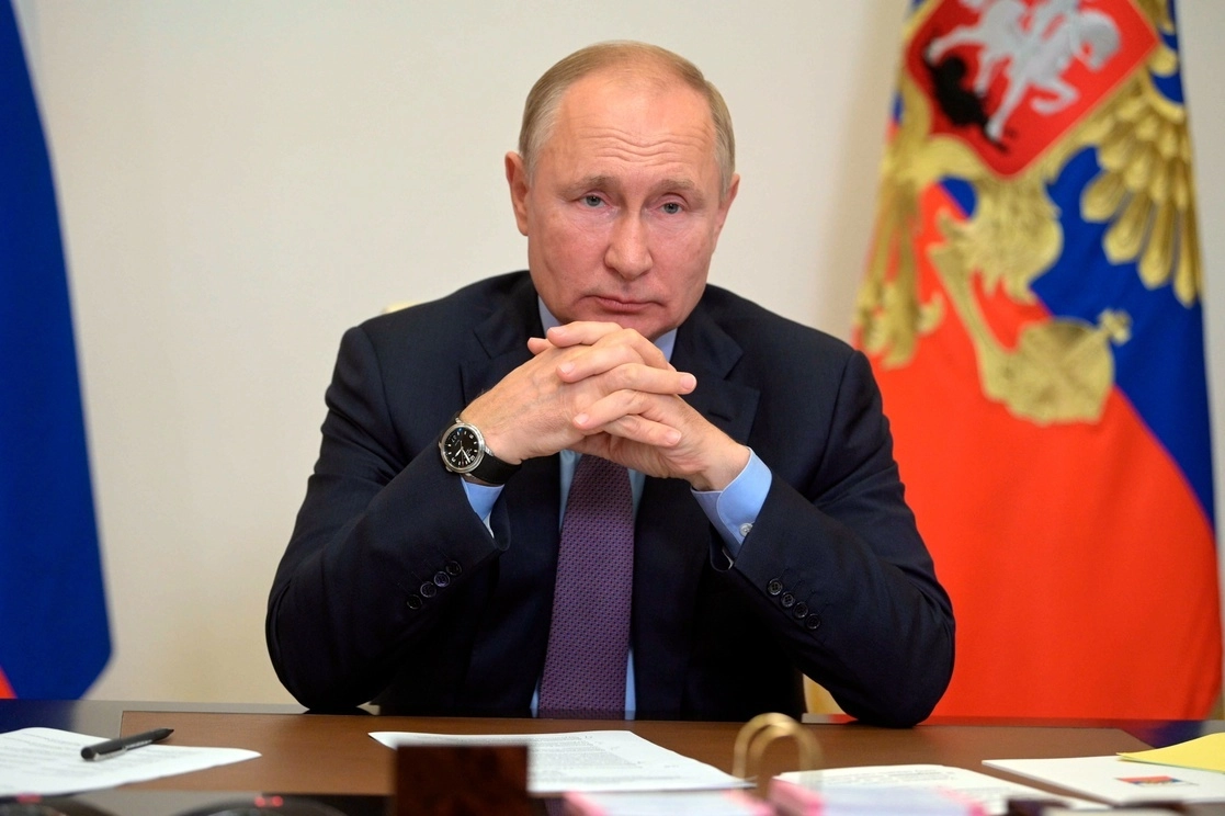 El presidente ruso, Vladimir Putin, durante una reunión por videoconferencia en la residencia Novo-Ogaryovo en las afueras de Moscú, Rusia. Foto Ap / Archivo