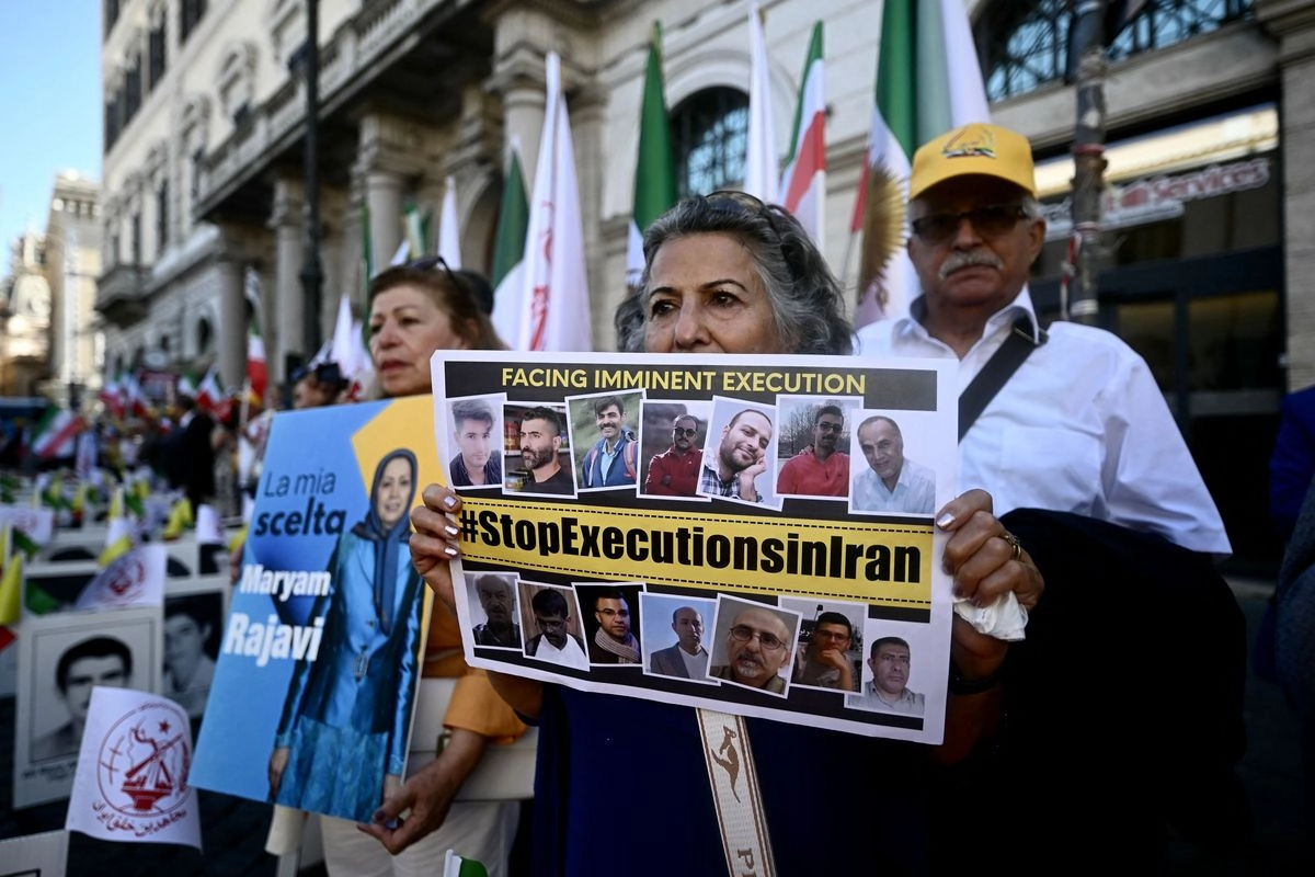 Manifestantes sostienen una pancarta contra las ejecuciones en Irán durante una manifestación realizada en Roma, Italia, el 30 de julio de 2025. Foto 