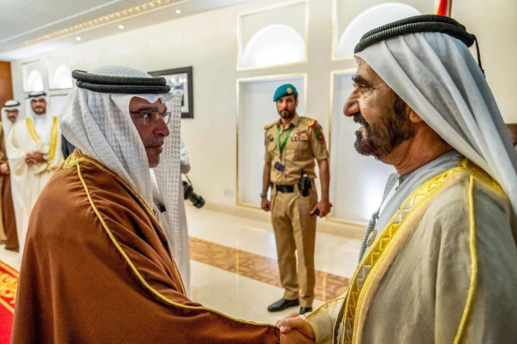 Esta imagen distribuida por la Agencia de Noticias oficial de Bahréin muestra al príncipe heredero y primer ministro de Bahréin, Salman bin Hamad al-Khalifa (izq.), recibiendo al vicepresidente de los Emiratos Árabes Unidos, el jeque Mohamed bin Rashid al-Maktoum (der.). Foto Afp