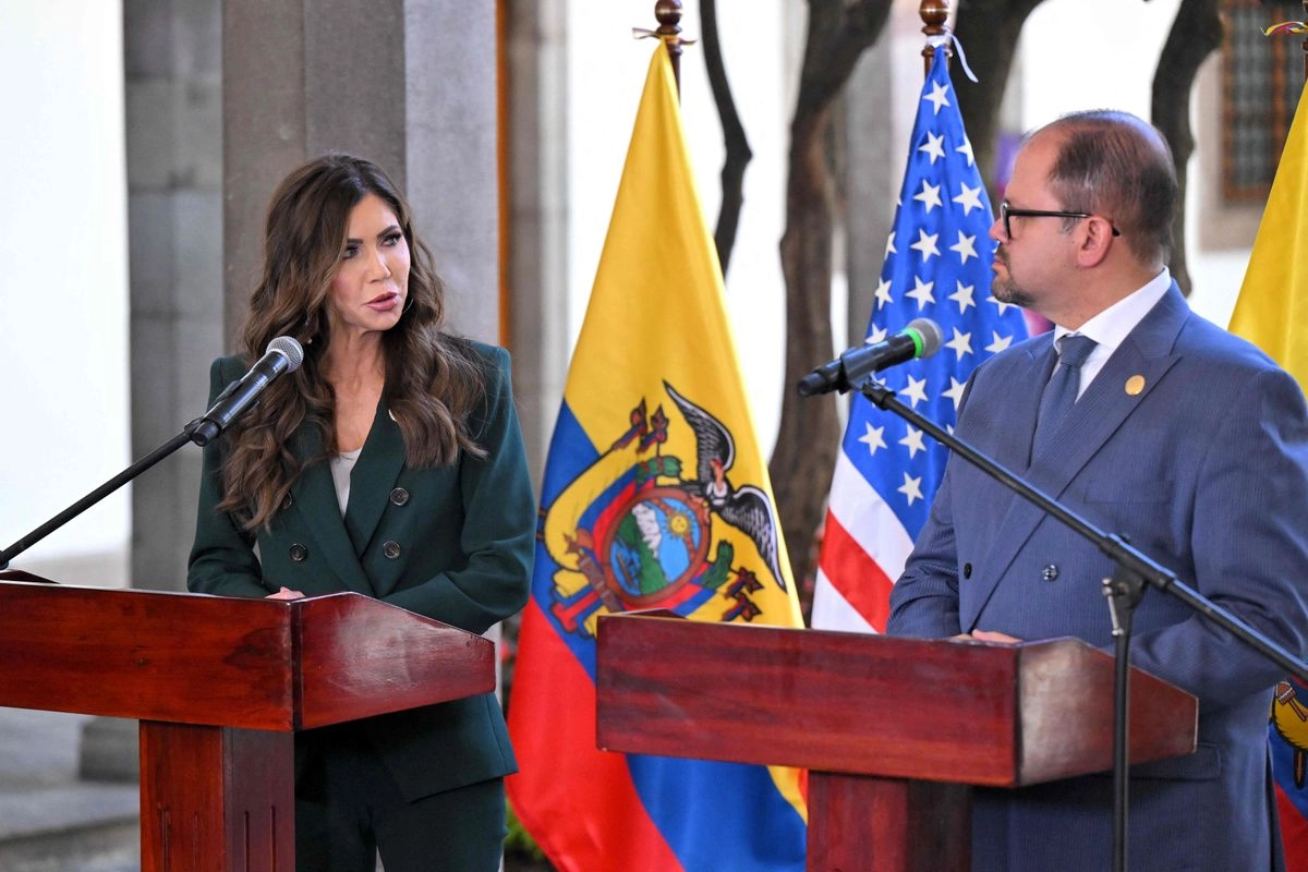 En una declaración a la prensa, Noem destacó lo que llamó “significativa colaboración” entre los dos países “en la gestión de la migración y la seguridad fronteriza” y aseguró que se ha producido una reducción drástica en la migración irregular hacia Estados Unidos. Foto 