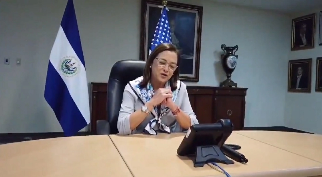 La canciller de El Salvador, Alexandra Hill durante la conversación con el secretario de Estado de EU, Anthony Blinken. Fotograma tomado del video emitido en la cuenta de Twitter @CancillerAleHT