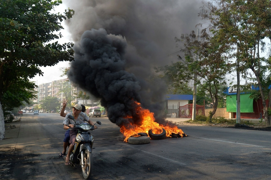 Manifestantes repudian el actuar del Ejército y colocan barricadas. Foto Ap