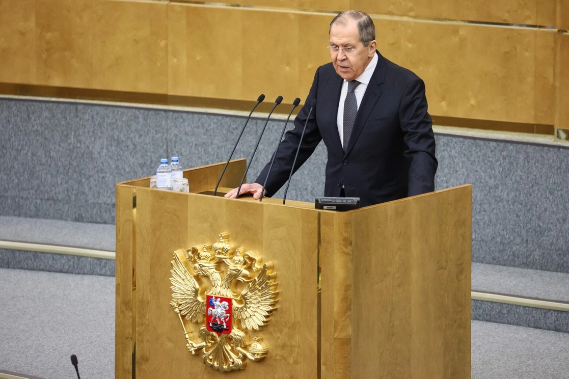 El canciller ruso Serguei Lavrov señaló que la decisión sobre la respuesta de EU y la OTAN, en materia de seguridad, tiene que tomarla el presidente Vladimir Putin. En la imagen, el funcionario da un discurso durante una sesión de la Duma Estatal, la cámara baja del Parlamento de Rusia, en Moscú, el 26 de enero de 2022. Foto Afp 
