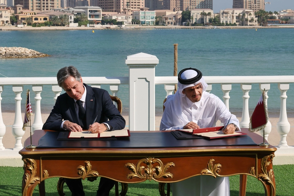 Anthony Blinken y Mohammed Bin Abdulrahman Al Thani durante la firma. Foto Afp