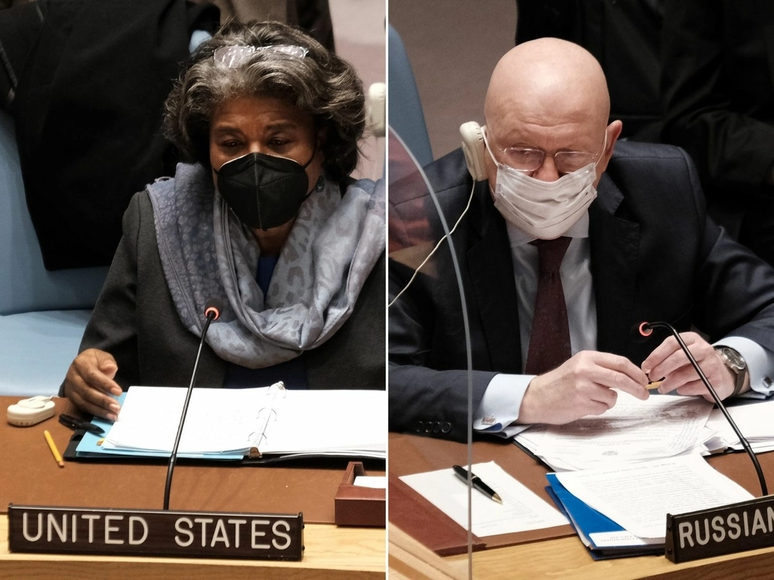 Los embajadores ante la ONU de Estados Unidos, Linda Thomas-Greenfield, y de Rusia, Vassily Nebenzia, intercambiaron ayer duras acusaciones en el Consejo de Seguridad. Foto Afp