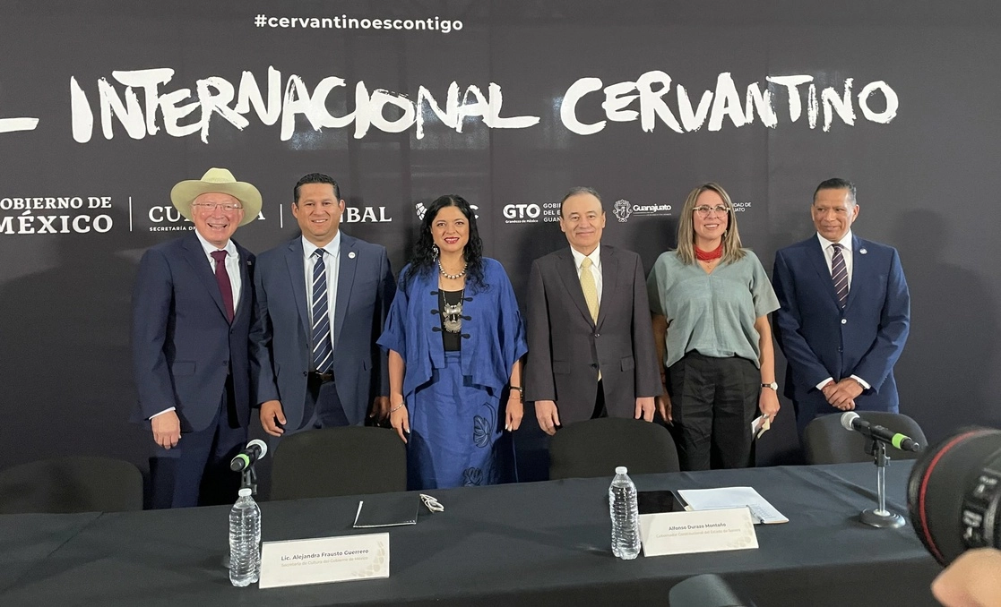 El embajador de EU en México, Ken Salazar, acompañado de la secretaria de Cultura, Alejandra Frausto (al centro) y el gobernador de Sonora, Alfonso Durazo (tercero de derecha a izquierda) durante el anuncio del FIC. Imagen tomada de https://twitter.com/cultura_mx
