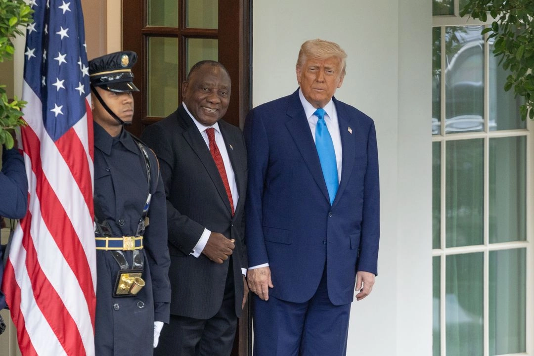 Imagen del 21 de mayo de 2025 del presidente estadounidense, Donald Trump (d), recibiendo al visitante presidente sudafricano, Cyril Ramaphosa (c), en la Casa Blanca, en Washington, D.C., Estados Unidos. Foto