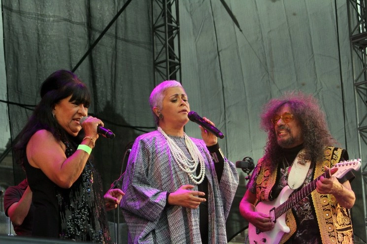 La cantante Eugenia León junto al rockero Javier Bátiz en el marco del festival de la Ciudad de México, el 15 de abril de 2017. Foto Cuartoscuro / Archivo