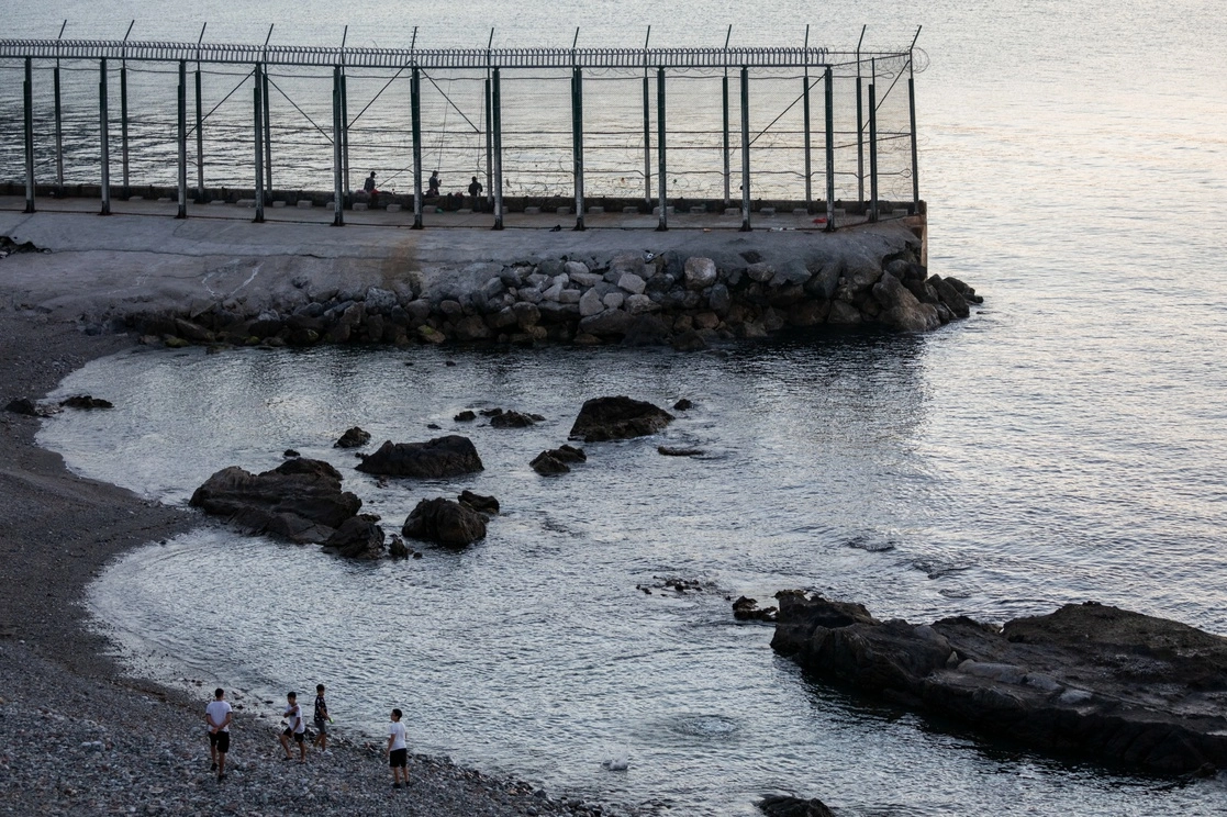Niños españoles juegan en la playa de la valla fronteriza que separa España y Marruecos en el Distrito de Benzu, enclave español de Ceuta, el 3 de junio de 2021. Foto Ap 