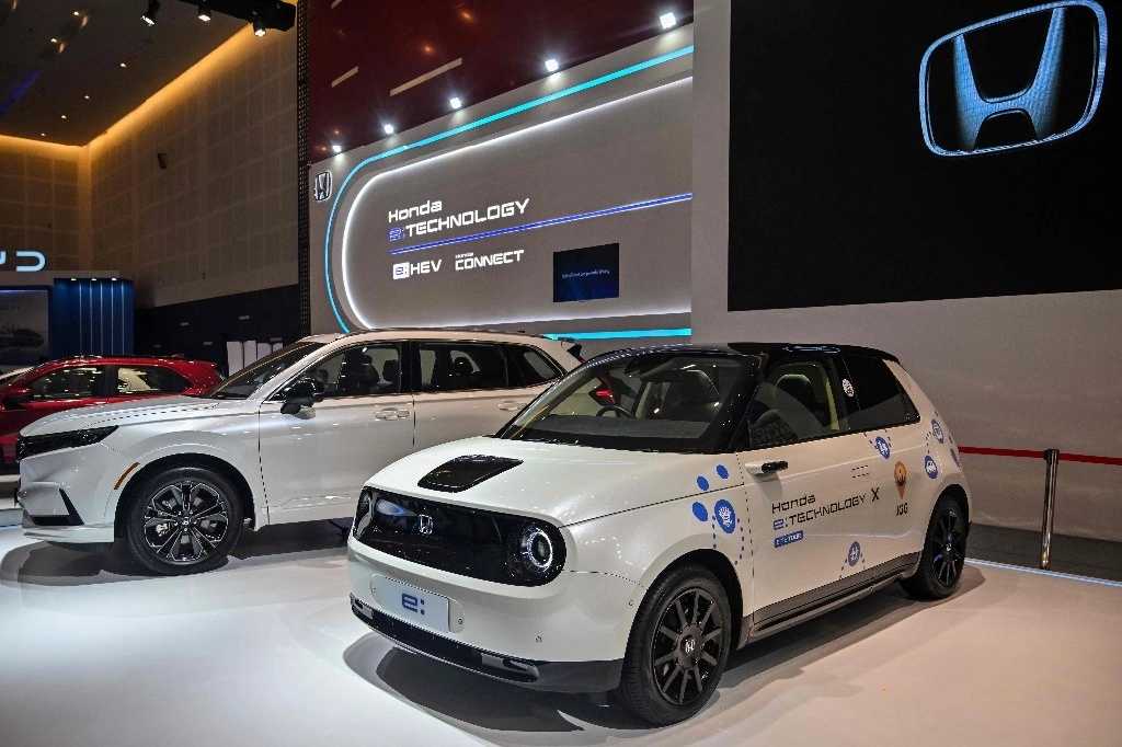 El fabricante de automóviles japonés Honda muestra su vehículo eléctrico "e" durante el Salón Internacional del Automóvil de Indonesia (IIMS) en Surabaya el 29 de mayo de 2024. Foto Afp