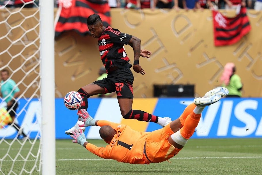 Bruno Enrique, del Flamengo, vence al portero Robert Sánchez, del Chelsea, en lo que significó el segundo tanto para el equipo brasileño, que al final derrotó 3-1 al conjunto inglés. Foto