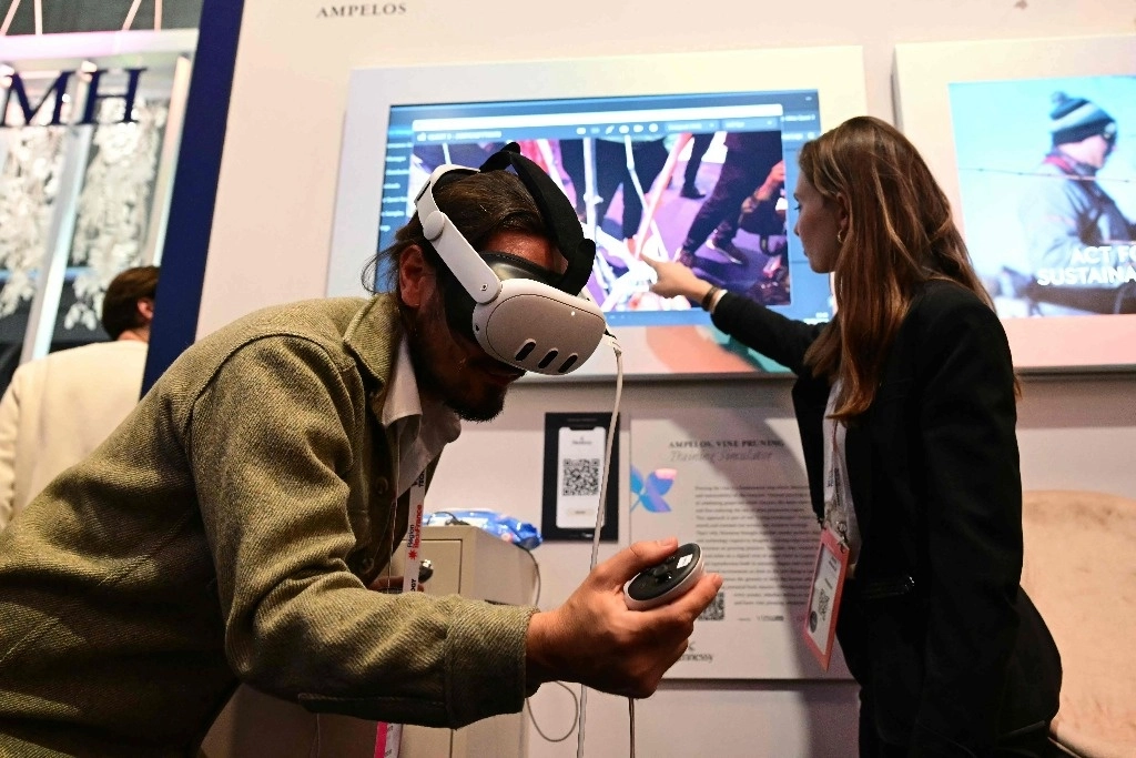 Un hombre prueba un software de realidad virtual diseñado para el entrenamiento durante la octava edición de la feria de innovación y startups tecnológicas Vivatech, en el centro de exposiciones Porte de Versailles en París. Foto Afp