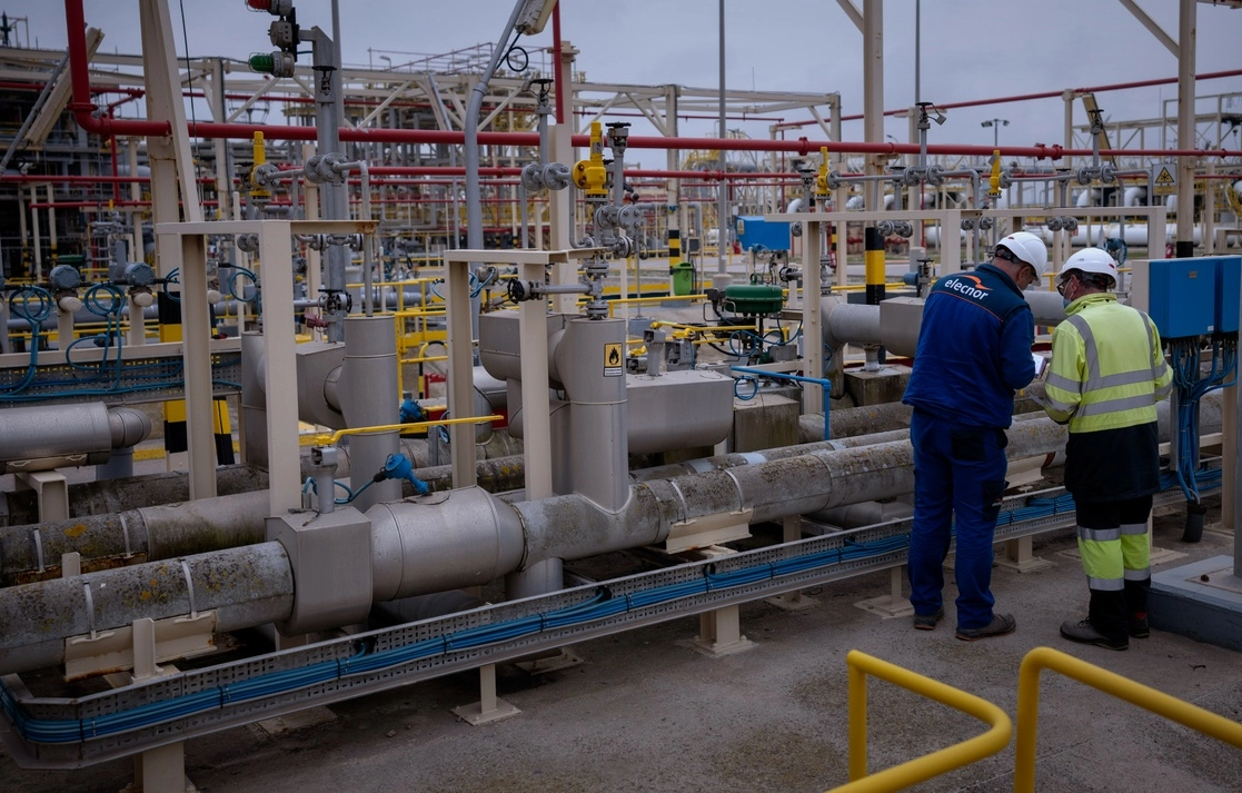 Operadores trabajan en la planta de regasificación de Enagas, la planta de GNL más grande de Europa, en Barcelona, ​​España. Foto Ap
