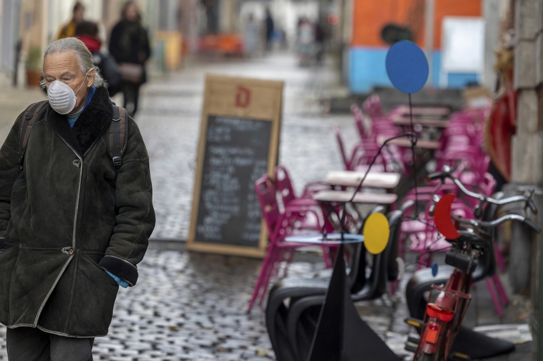 Un hombre camina por una calle vacía en Bruselas, en Bélgica, el 17 de noviembre de 2021. Foto Ap 