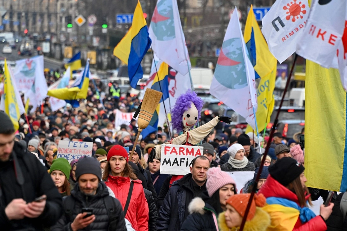 Manifestantes anti-vacunas protestan en Kiev, Ucrania, el 24 de noviembre de 2021. Foto Afp 