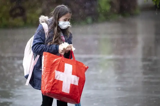 Este lunes volvieron a las aulas los niños en Holanda, Grecia, Suiza, Croacia y Serbia, con la excepción de Italia. La imagen, en la ciudad suiza de Morges. Foto Ap 