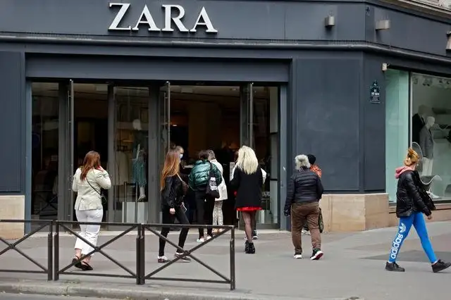 En una tienda de ropa en París, en el primer día del fin del confinamiento en Francia. Foto Afp 