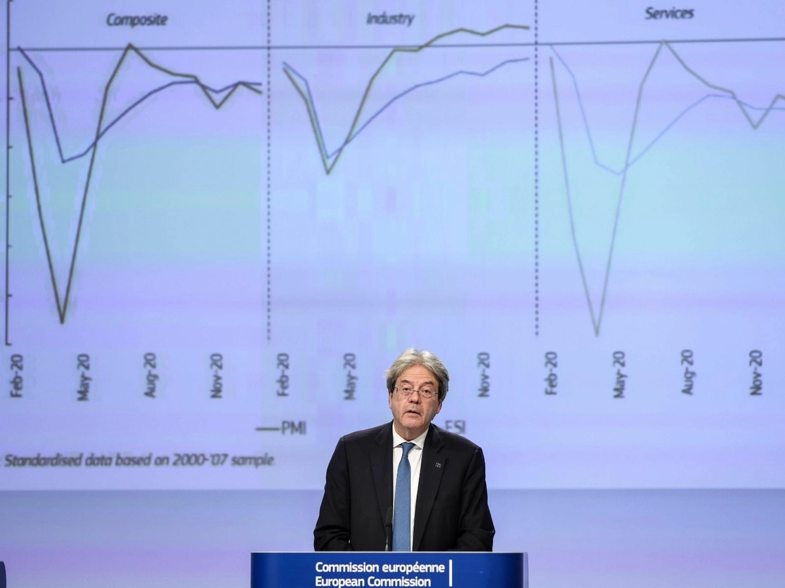Para el Comisario Europeo de Economía, Paolo Gentiloni, "la situación aún es difícil es este invierno (...) pero ahora hay una luz al fin del túnel", representada por las aún incipientes campañas de vacunación para contener la pandemia, el 11 de febrero de 2021. Foto Pool vía Ap
