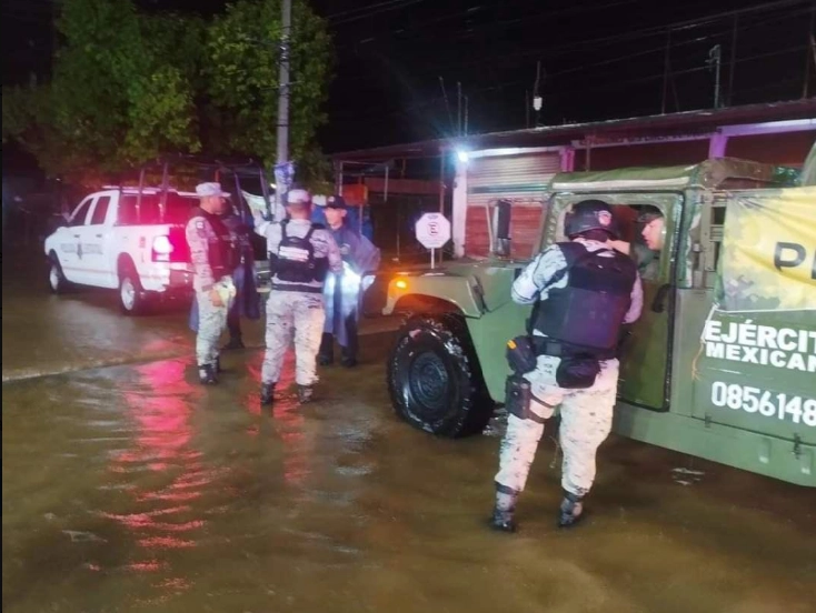 Elementos de la Sedena realiza acciones de vigilancia, auxilio y rescate en municipios de Acapulco por huracán 'John'. Foto X @SecuGro