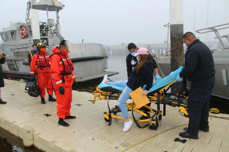La persona fue traslada a un hospital. Foto cortesía de Semar