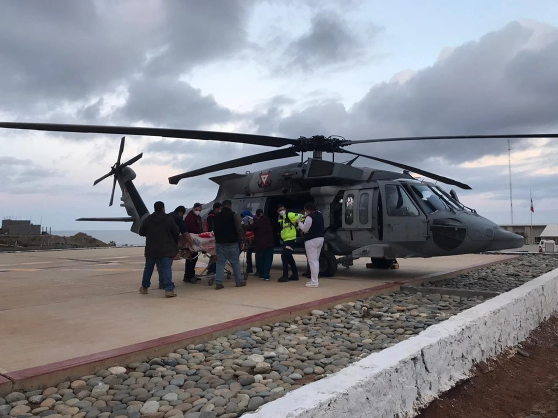 Un hombre de la tercera edad que sufrió un infarto agudo al miocardio fue trasladado por un helicóptero de la Secretaría de Marina (Semar), desde la Isla de Cedros a Ensenada, Baja California, para que recibiera la atención médica necesaria, el 4 de marzo de 2021. Foto cortesía de Semar 