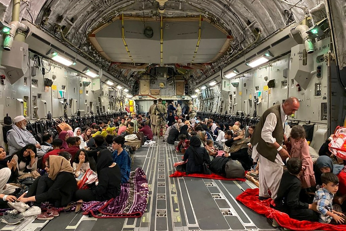 Ciudadanos afganos abandonan su país en un avión militar de EU. Foto Afp