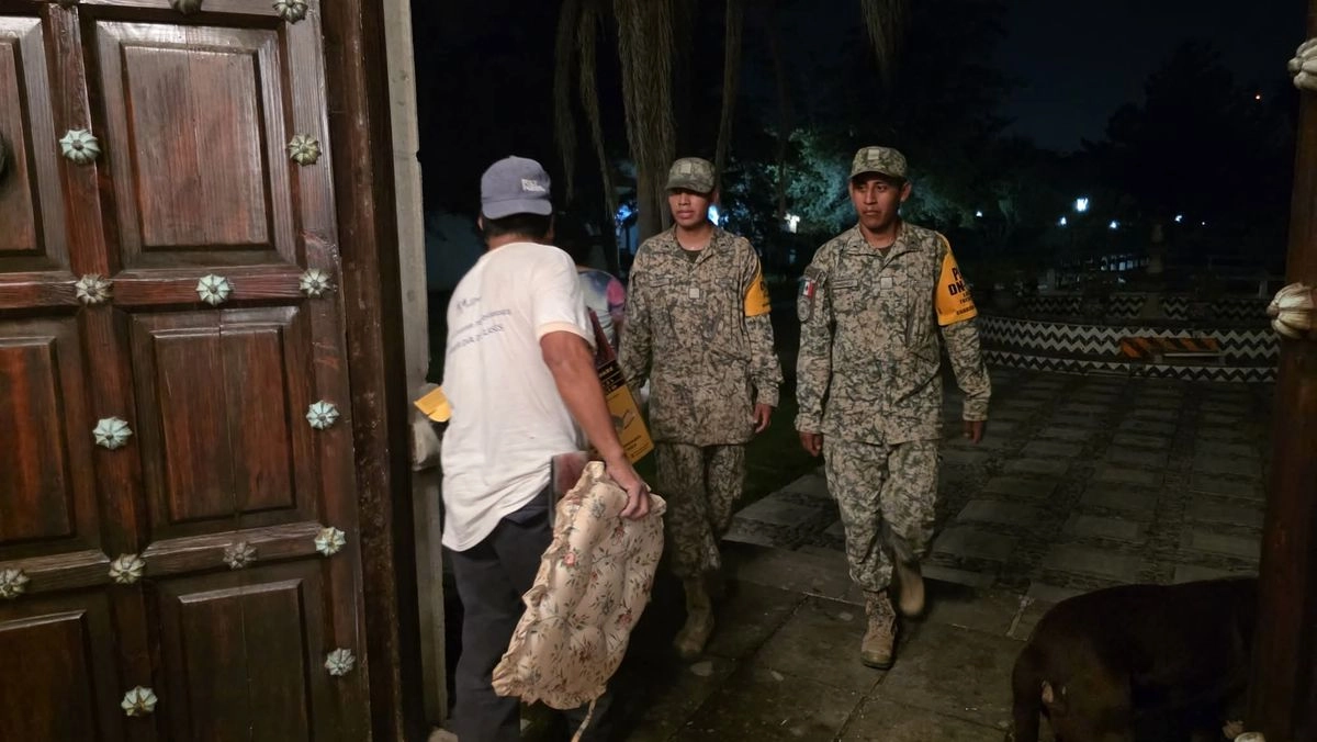 En  las afueras de las viviendas, escuelas, oficinas y hoteles de la ciudad se colocaron cientos de costales de arena para frenar la entrada del agua. Foto