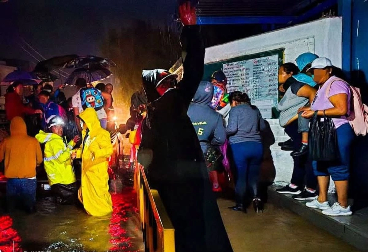 Rescatistas y elementos policíacos ayudaron a salir de los salones a estudiantes y docentes. Foto 