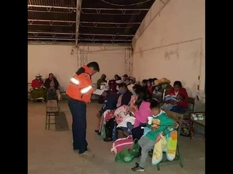 Las personas evacuadas fueron trasladadas a dos refugios temporales mientras elementos, en tanto se realizaban labores para controlar el derrame del combustible. Foto La Jornada 