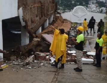 Fueron trasladadas al refugio temporal establecido en la escuela secundaria técnica número 1; mientras que 32 personas más se trasladaron a casas de familiares. Foto @pcivilacapulco 