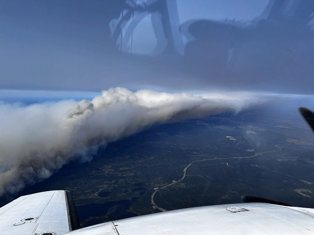 Un incendio forestal "fuera de control" afecta las localidades canadienses de Labrador City y Wabush. Foto Afp
