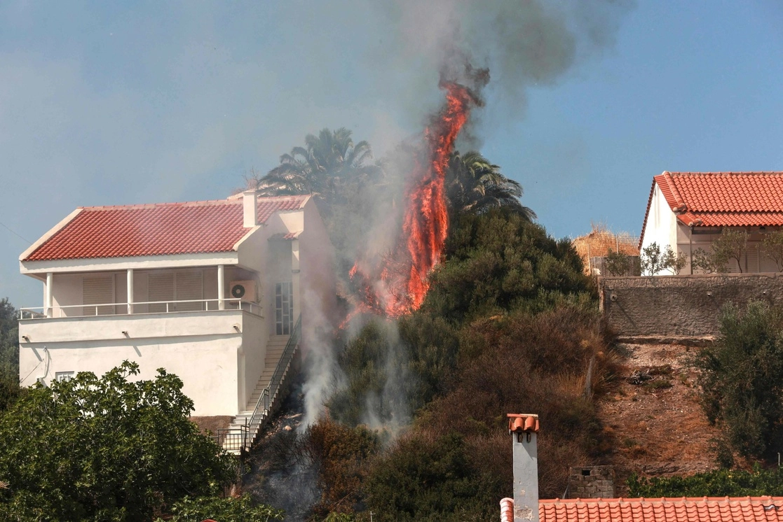 Incendio en el complejo costero de Vatera en la isla oriental de Lesbos. Foto Afp