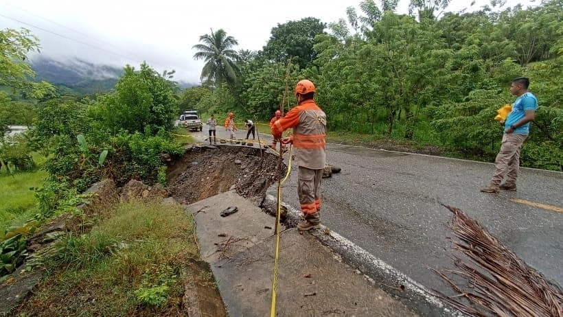 Elementos de Protección Civil realizan remoción de material en el tramo carretero Pichucalco-Juarez. Foto cortesía Protección Civil Chiapas