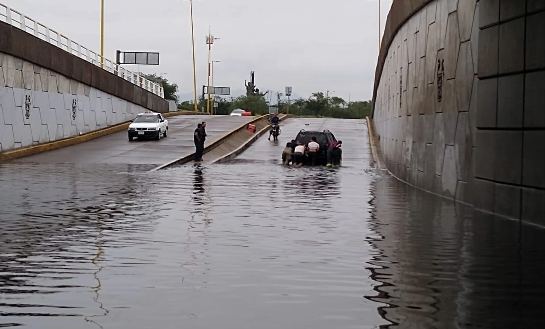 Un conductor se quedó varado en la Avenida Par Vial por lo que fue auxiliado por personal de Protección Civil de Aguascalientes. Foto de Claudio Bañuelos