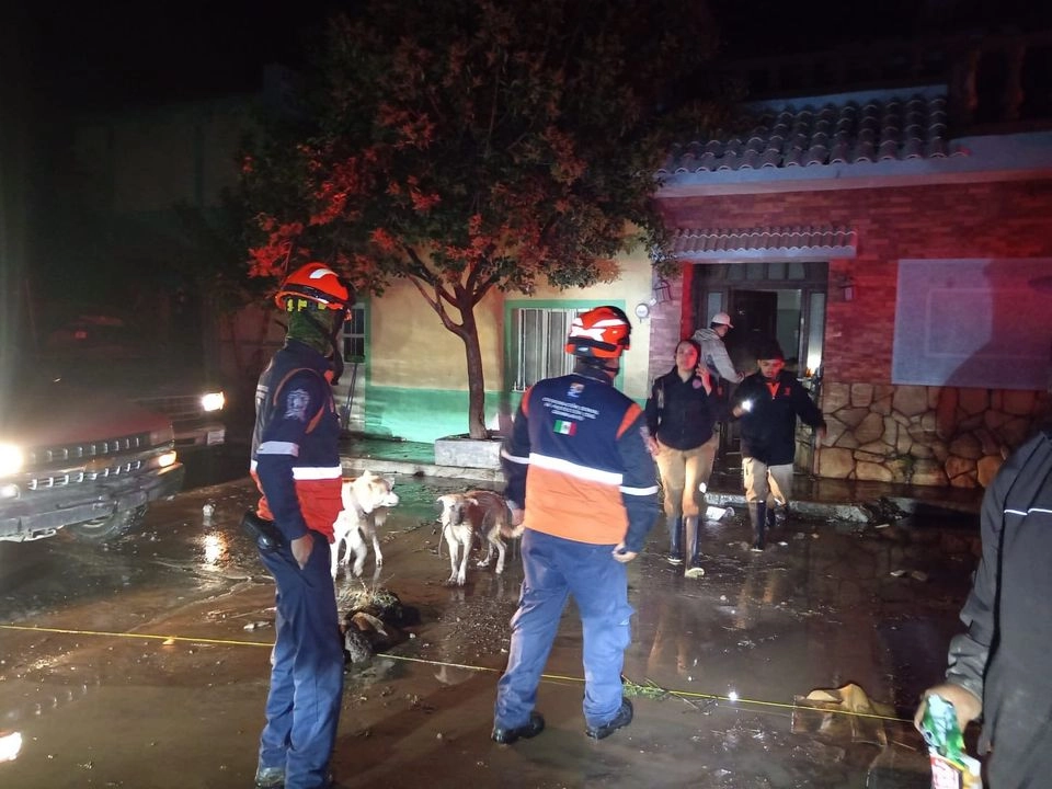 A la zona de la inundación acudieron 10 elementos de Protección Civil del Estado, 5 unidades de primera respuesta, una lancha y equipo especializado para atención a las personas afectadas.