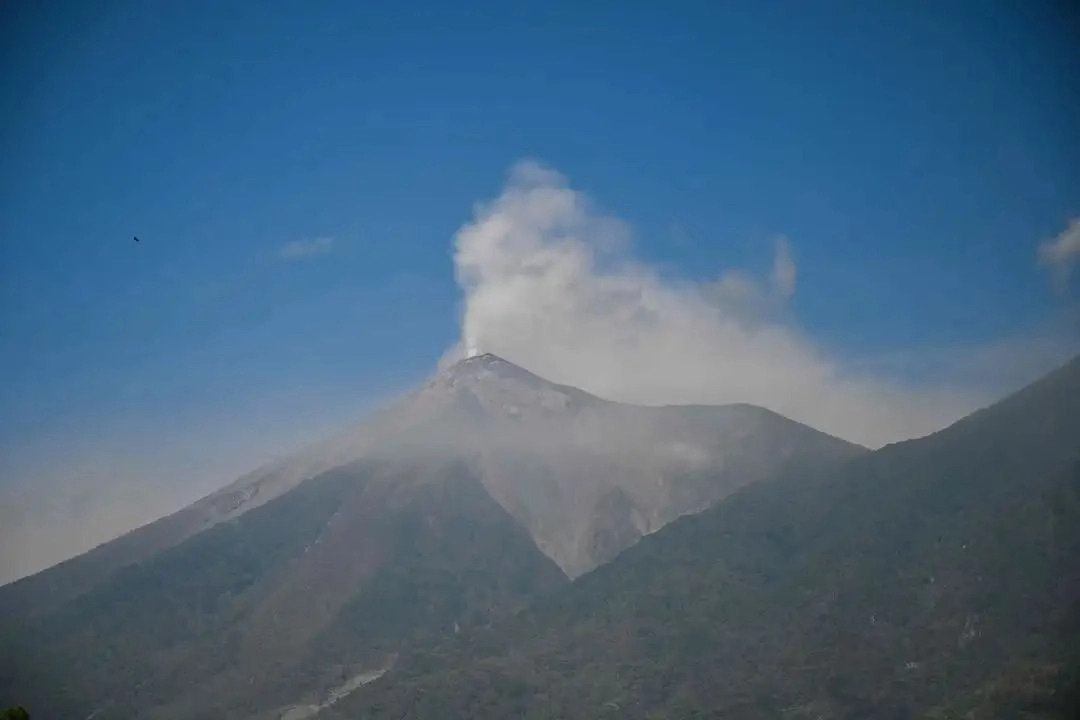 Es la segunda erupción del año, luego de que en febrero el coloso mantuvo una fuerte actividad, señaló el Instituto Nacional de Sismología, Vulcanología, Meteorología e Hidrología. Foto 