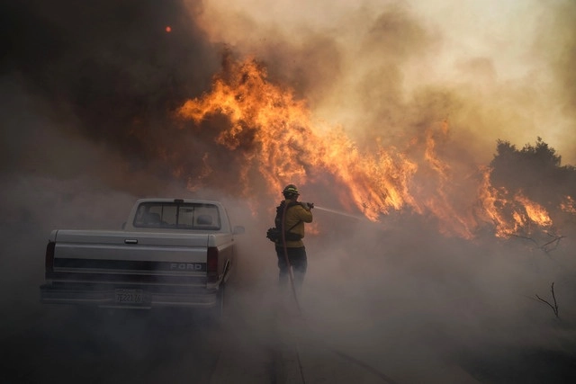Los incendios al sureste de California se han expandido rápidamente; como medida de prevención, evacuaron a 60 mil personas. Foto Afp