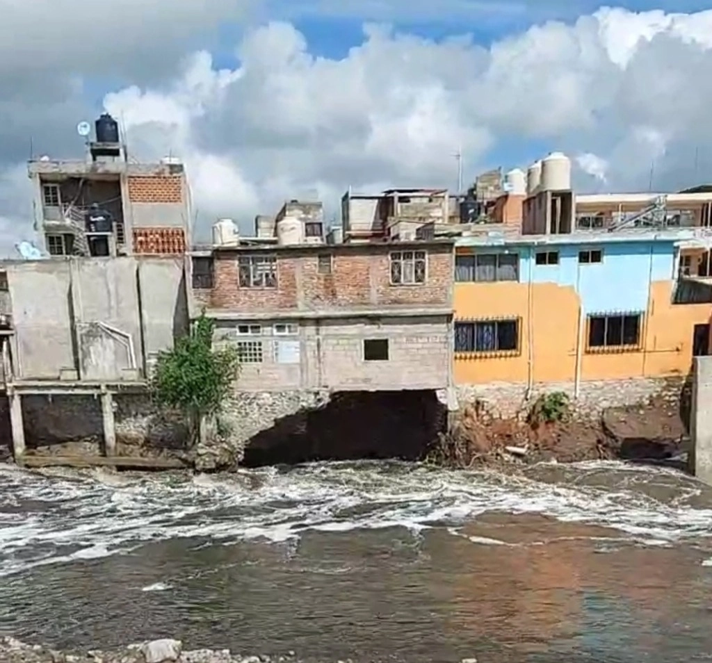 Las viviendas afectadas se localizan en la calle Leandro Valle de la colonia Centro de la cabecera municipal de Tula. Foto La Jornada 