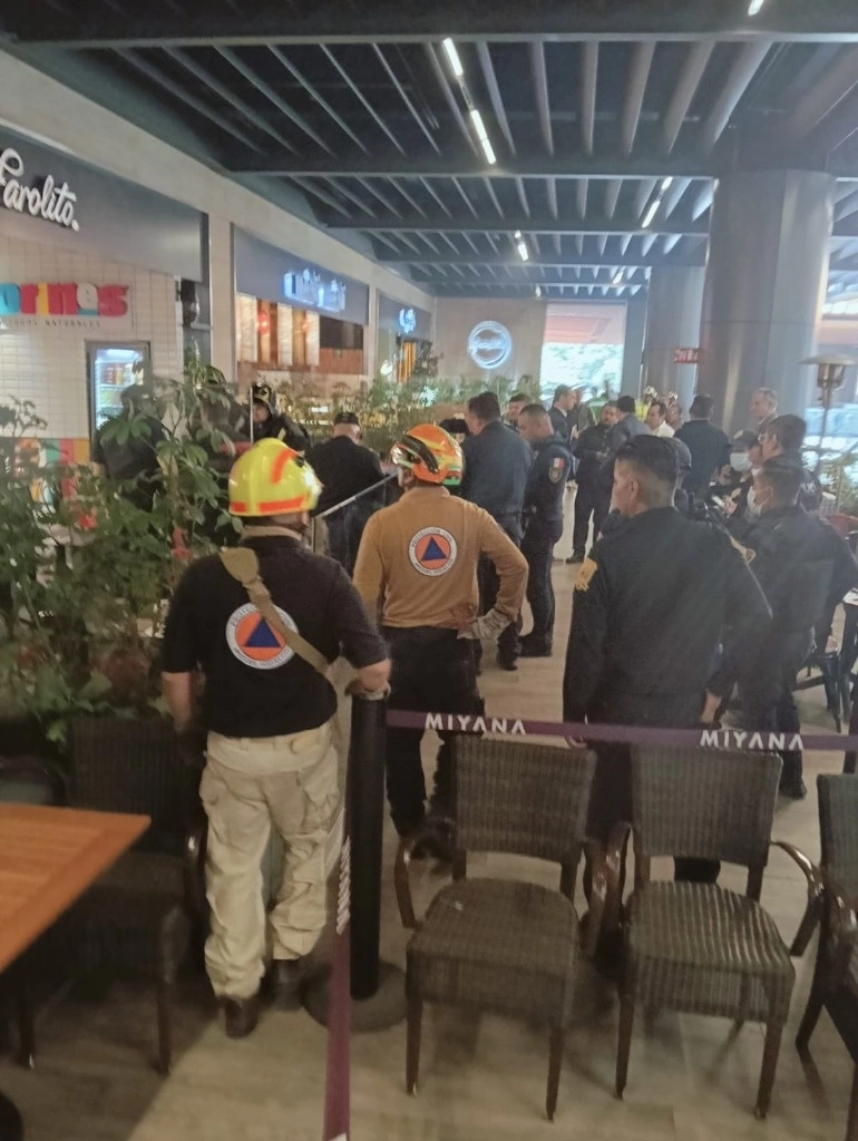 Las personas evacuadas entre personal y visitantes permanecieron al exterior del centro comercial no se reportan intoxicados ni lesionados al momento. Foto @MHPrevencion
