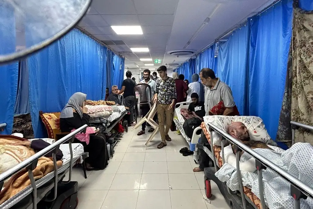 Pacientes y desplazados en el hospital Al Shifa de Gaza, en imagen del 10 de noviembre pasado. Foto Afp 