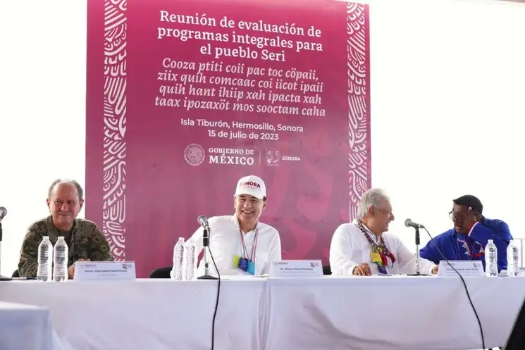 El gobernador y el Presidente (centro) durante el acto. Foto Cristina Gómez