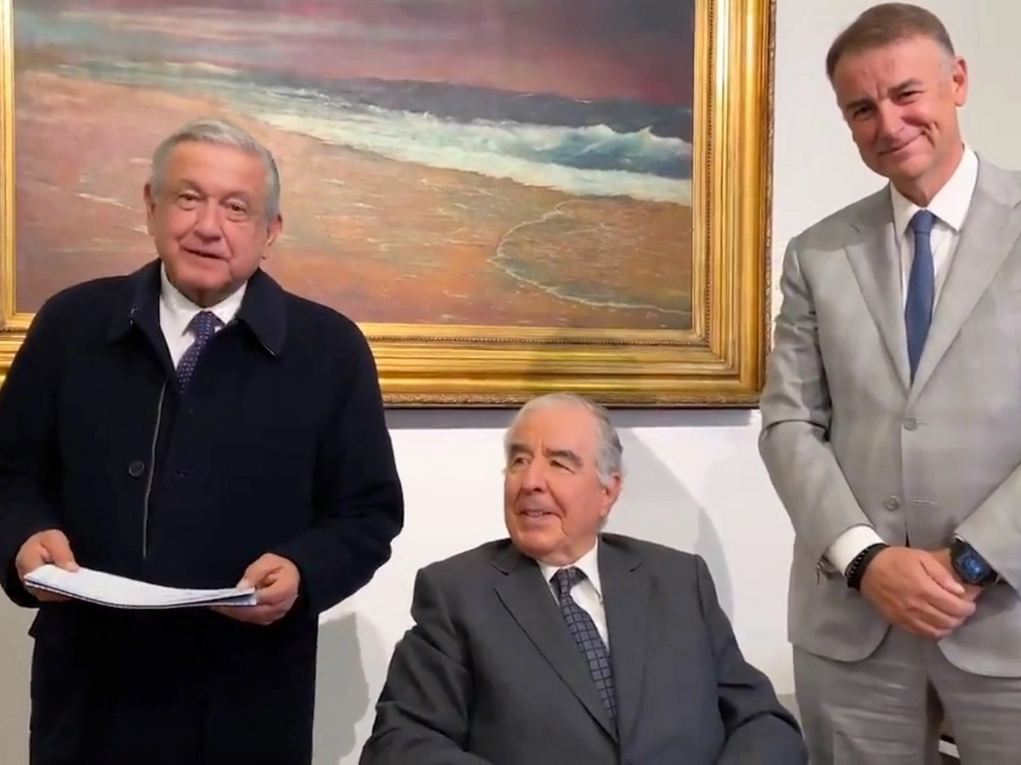 El presidente López Obrador junto el presidente del consejo de administración de Altan, el ex canciller Bernardo Sepúlveda Amor y Salvador Álvarez, director general de la firma. Imagen tomada de un video difundido a través del Twitter de @lopezobrador_