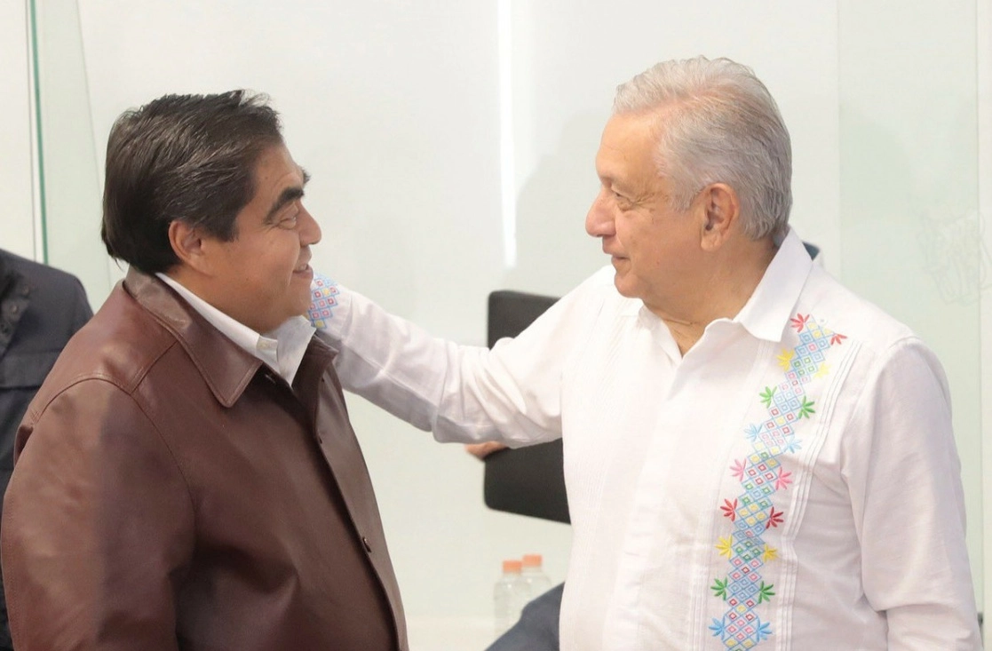 El presidente Andrés Manuel López Obrador y el gobernador Miguel Barbosa, hoy en Puebla. Foto tomada del Twitter @MBarbosaMX