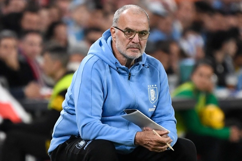 El entrenador uruguayo Marcelo Bielsa se sienta junto a la línea de banda mientras observa durante el partido amistoso internacional de fútbol entre el País Vasco y Uruguay en el estadio de San Mamés de Bilbao, el 23 de marzo de 2024. Foto Afp
