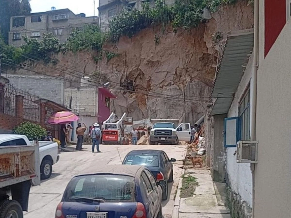 Este lunes, vía redes sociales vecinos de la zona alertaron del derrumbe del talud de al menos 15 metros de altura, en dónde se avientan casas abajo y arriba del acantilado, y el desprendimiento de rocas y tierra, cayeron en el traspatio de una vivienda.