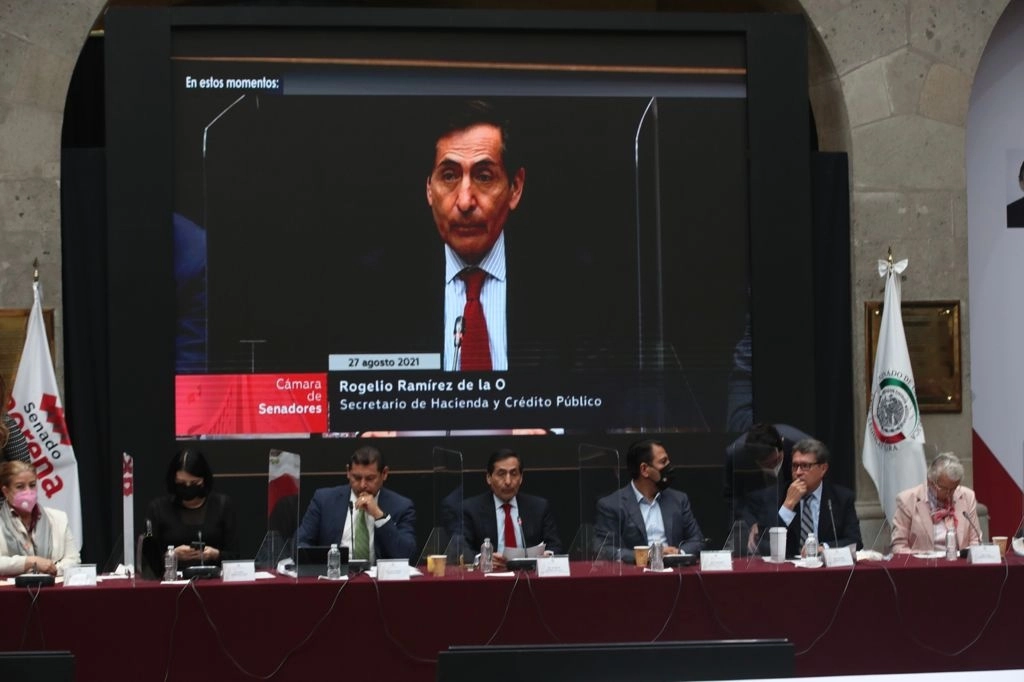 El secretario de Hacienda, Rogelio Ramírez de la O, ayer durante su participación en la reunión plenaria del grupo parlamentario de Morena en San Lázaro. Foto José Antonio López