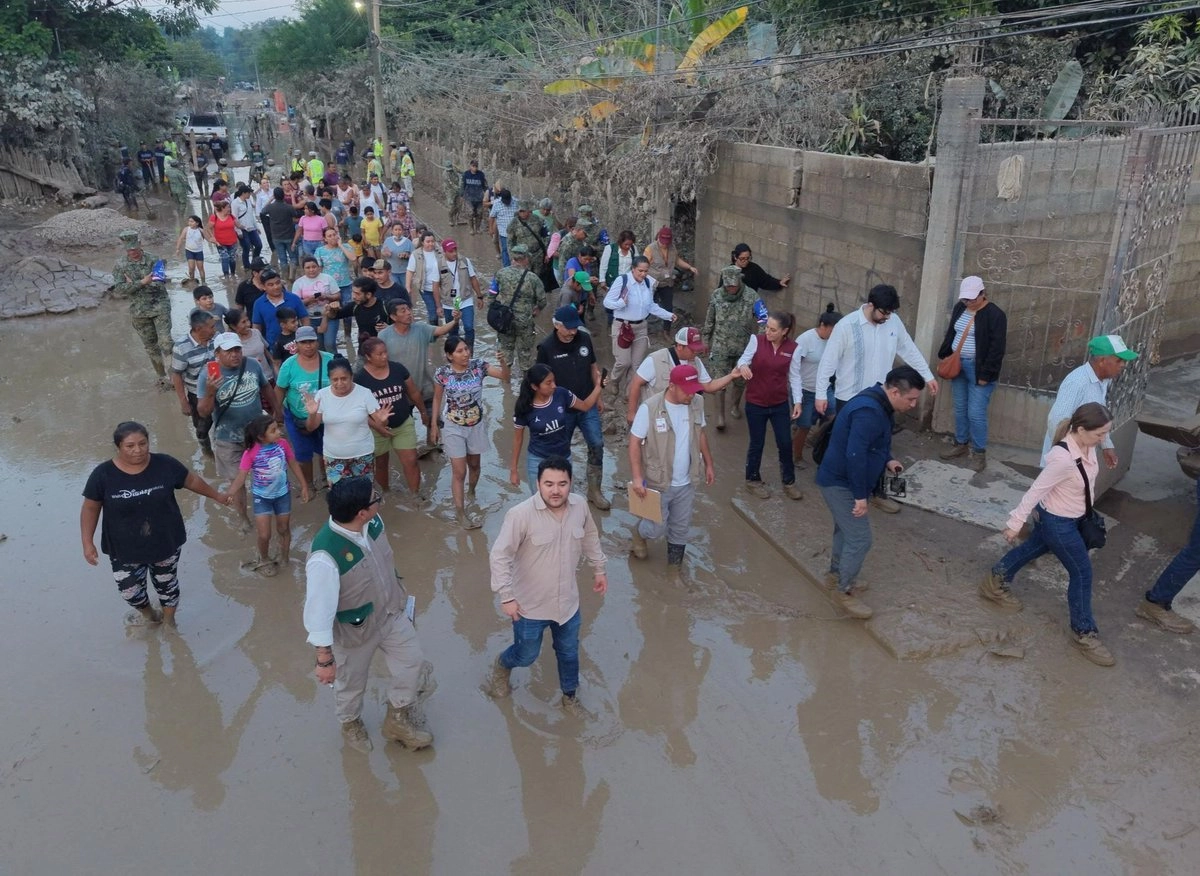 La presidenta Claudia Sheinbaum durante un recorrido por Tempoal, Veracruz, el 17 de octubre de 2025. Foto 