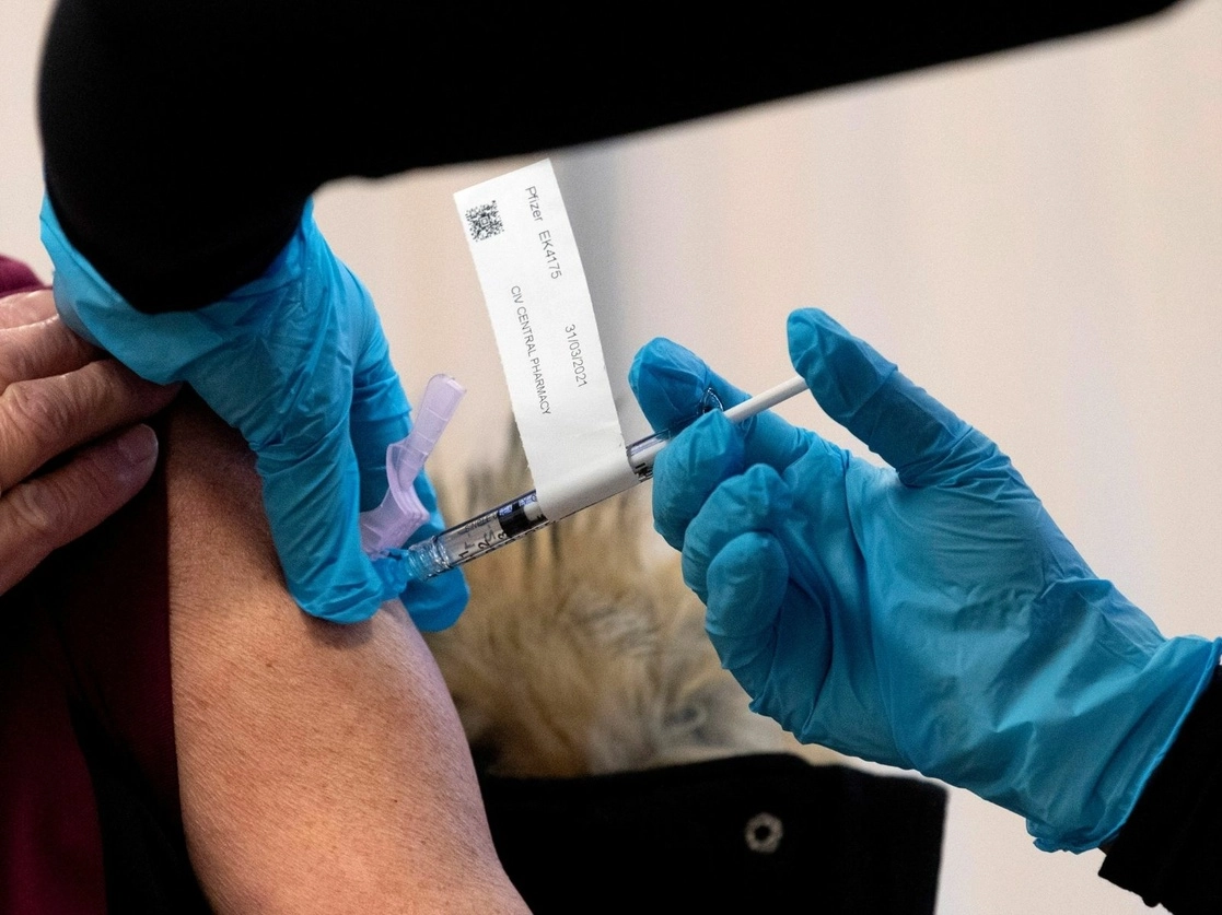 Aplicación de la vacuna de Pfizer-BioNTech en un hospital de Ottawa, Canadá. Foto Ap 