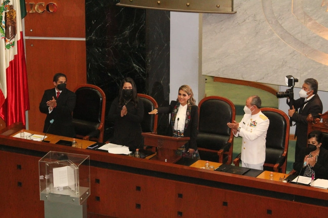 En el Congreso del estado de Guerrero, Evelyn Salgado rindió protesta como la nueva mandataria estatal. Foto La Jornada